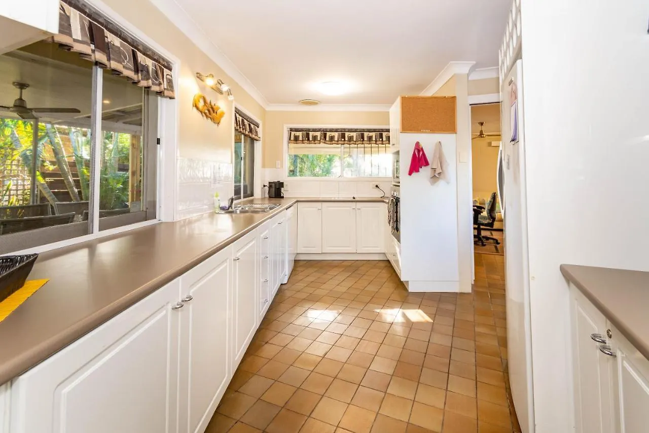 Bribie Beach House, Waterfront Directly Across The Road - Solander Esp, Banksia Beach Old Bribie Holiday home