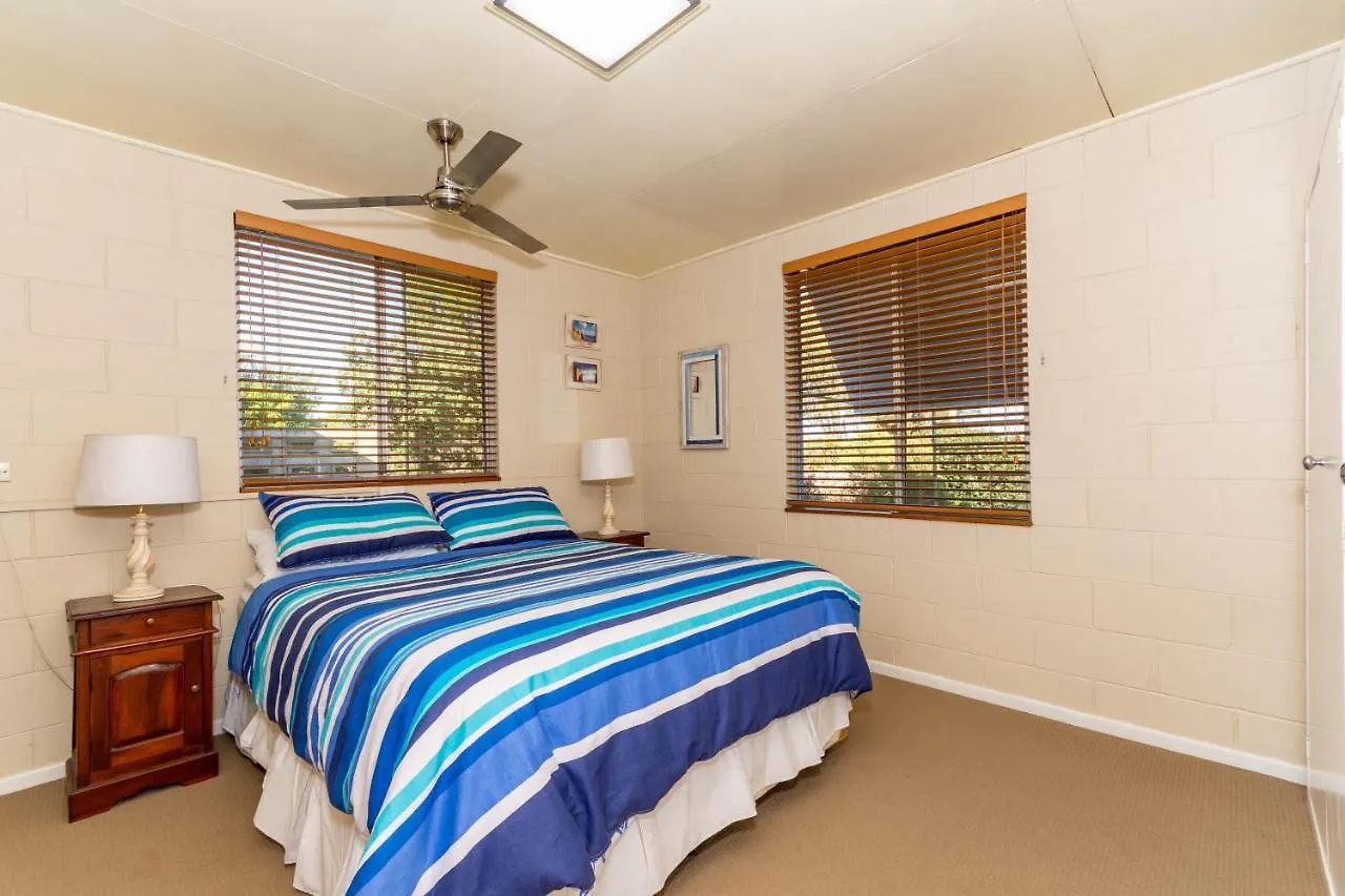Bribie Beach House, Waterfront Directly Across The Road - Solander Esp, Banksia Beach Old Bribie Holiday home