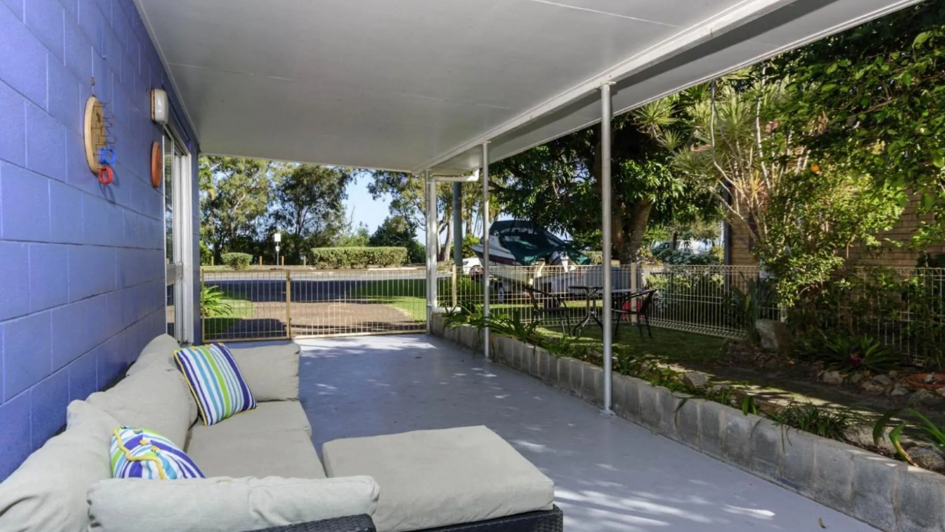 Bribie Beach House, Waterfront Directly Across The Road - Solander Esp, Banksia Beach Old Bribie