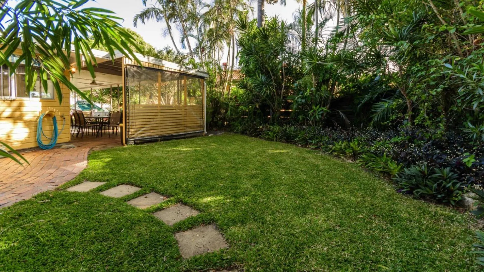 Holiday home Bribie Beach House, Waterfront Directly Across The Road - Solander Esp, Banksia Beach Old Bribie