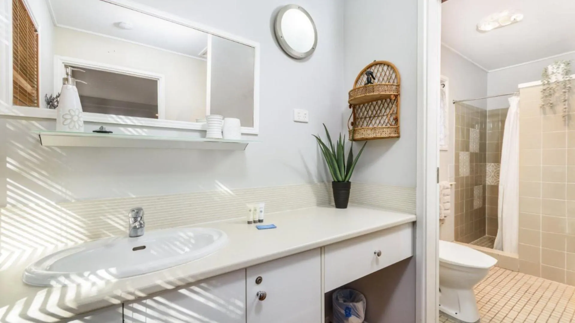 Bribie Beach House, Waterfront Directly Across The Road - Solander Esp, Banksia Beach Old Bribie 0*,